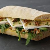 Ciabatta mit Weichkäse auf Walnuss