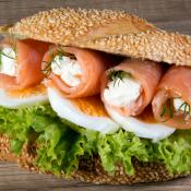 Lachs-Frischkäse-Röllchen im Sesamweckerl