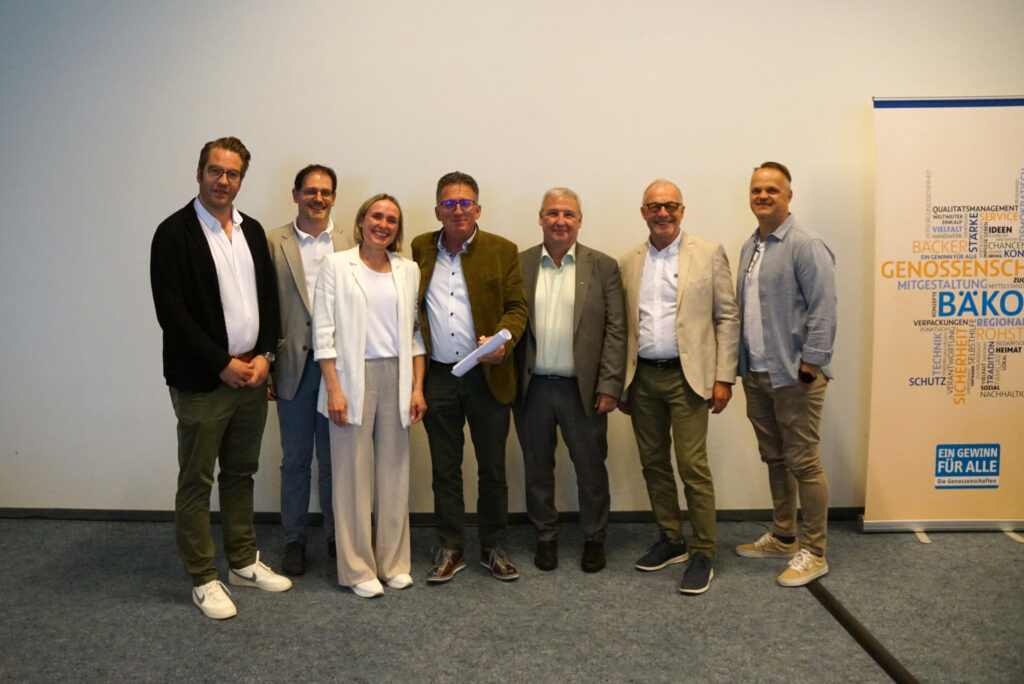 v.l.n.r.: Funktionäre der BÄKO-ÖSTERREICH: Robert Makowitz (ÖGV), Robert Brandner, KR Leo Jindrak, Gerhart Hinterwirth, Franz Brandl, Horst Reichartseder, Johann Trenker, Michael Stuller, Norbert Steiner, Elisabeth Moser, Markus Resch, Helmut Buchegger, Markus Geres,
