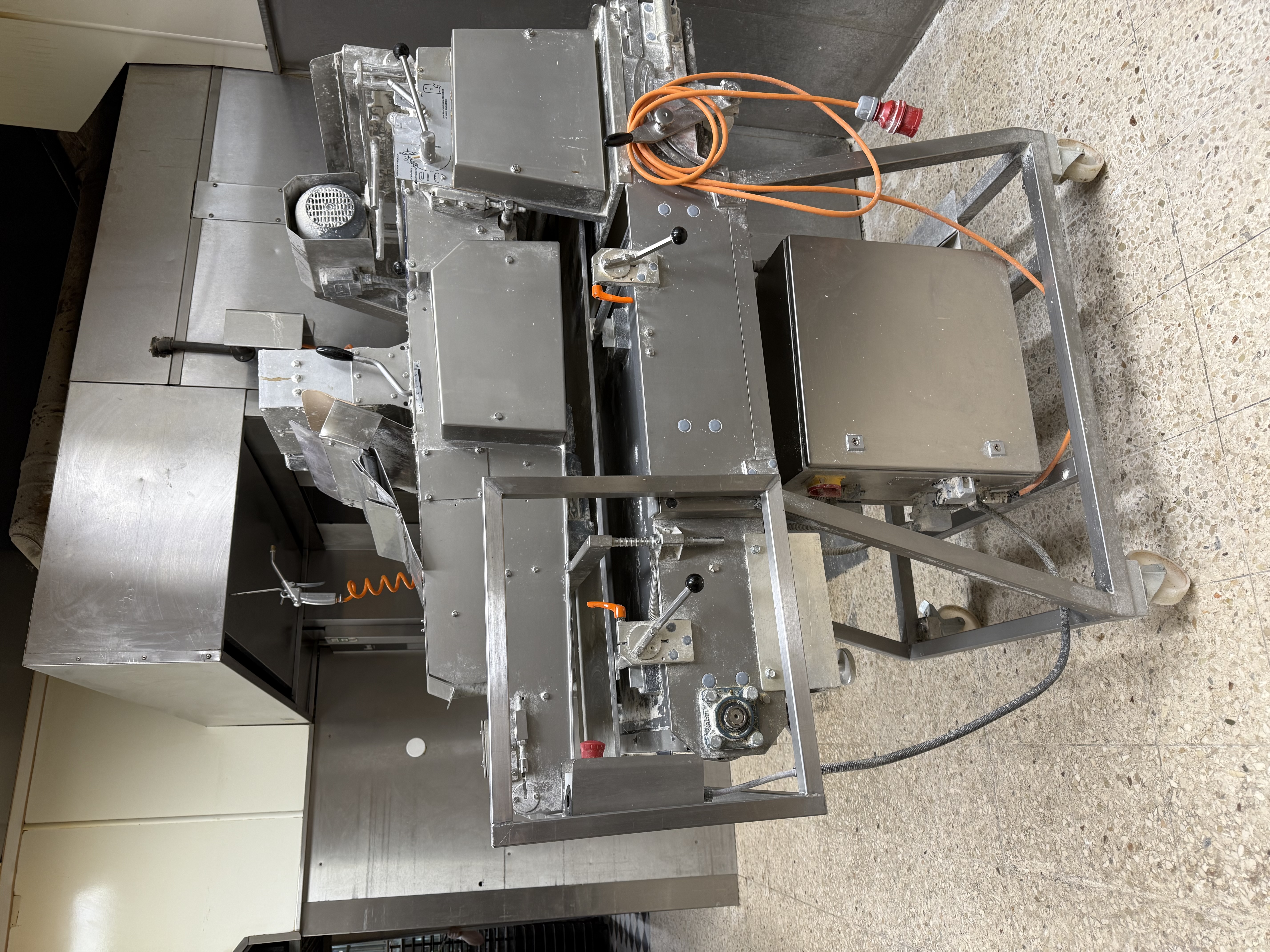 UNIVERSUM LWT 3-80 TOP-Wickelmaschine für Kleingebäck und Baguettes