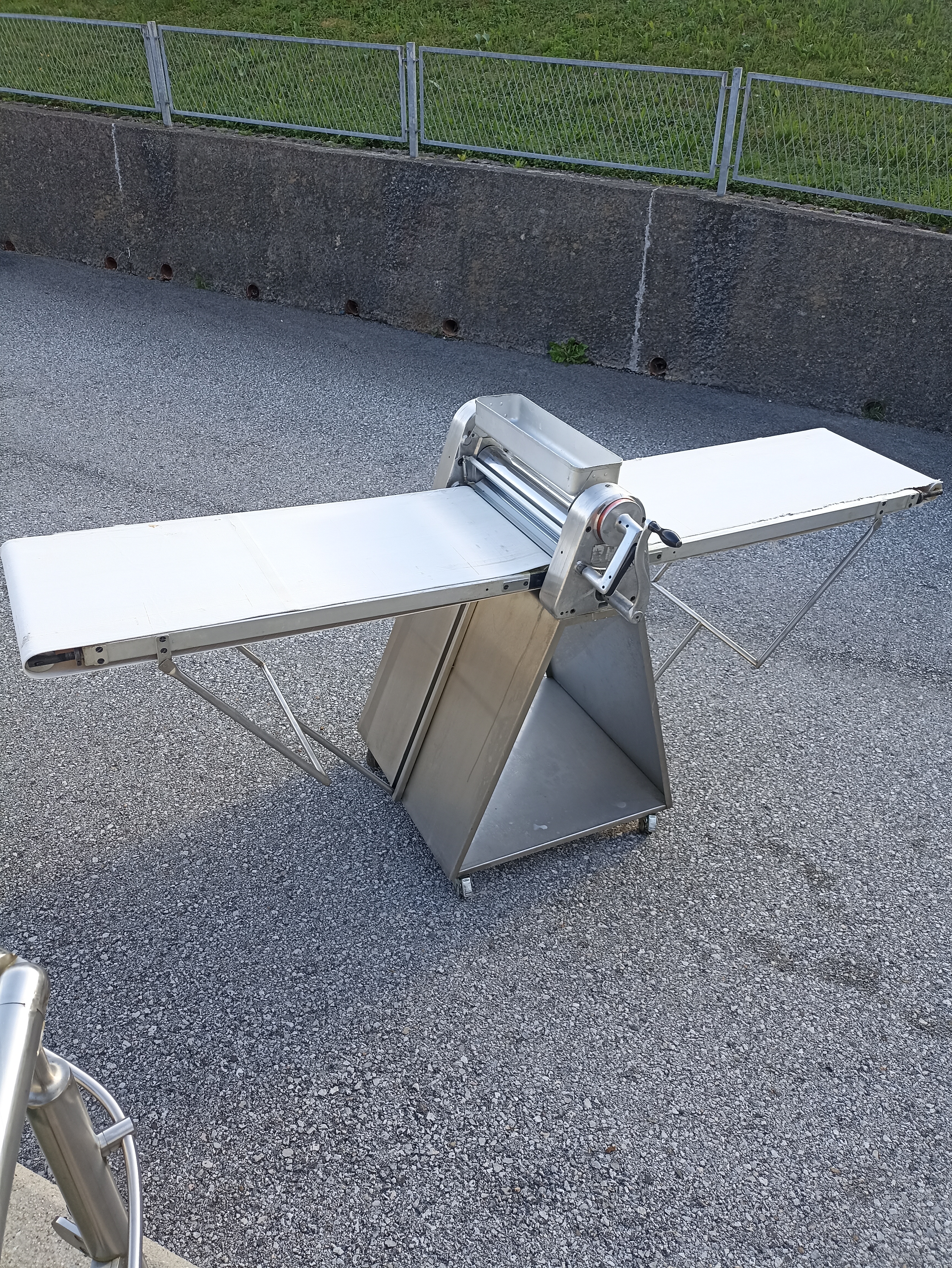 Teigausrollmaschine mit Kurbel