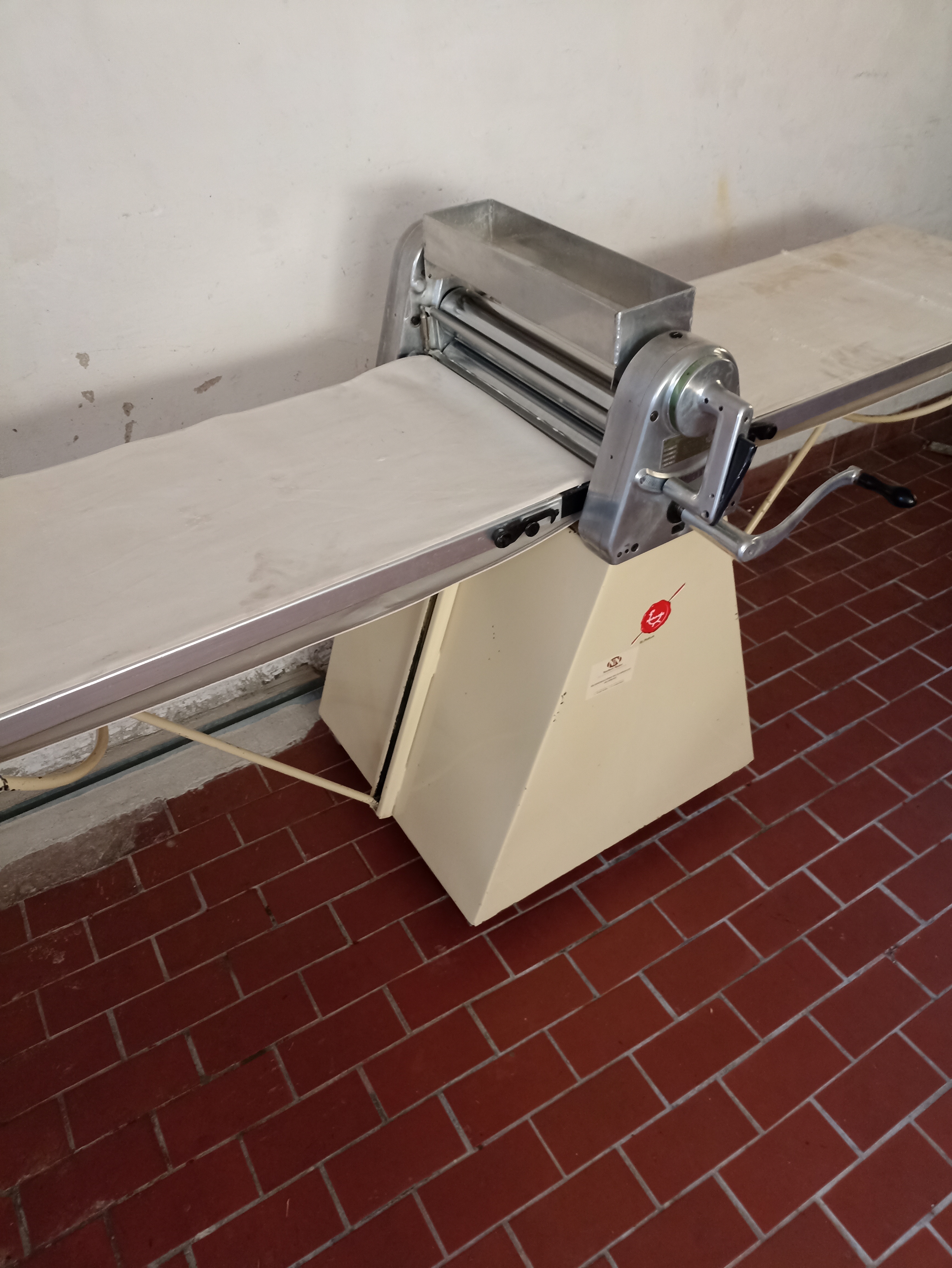 Teigausrollmaschine mit Kurbel