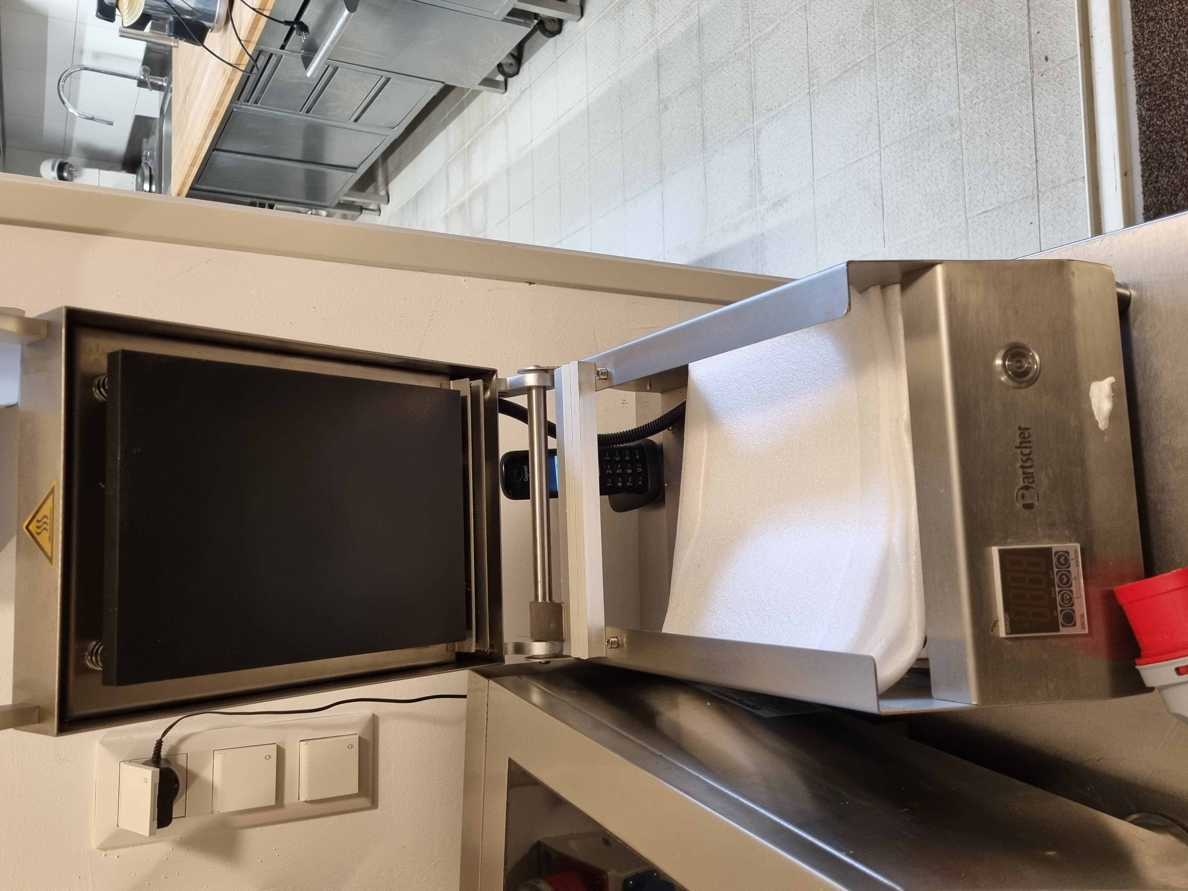 Menüsiegelgerät mit Rahmen, Folie und Schalen