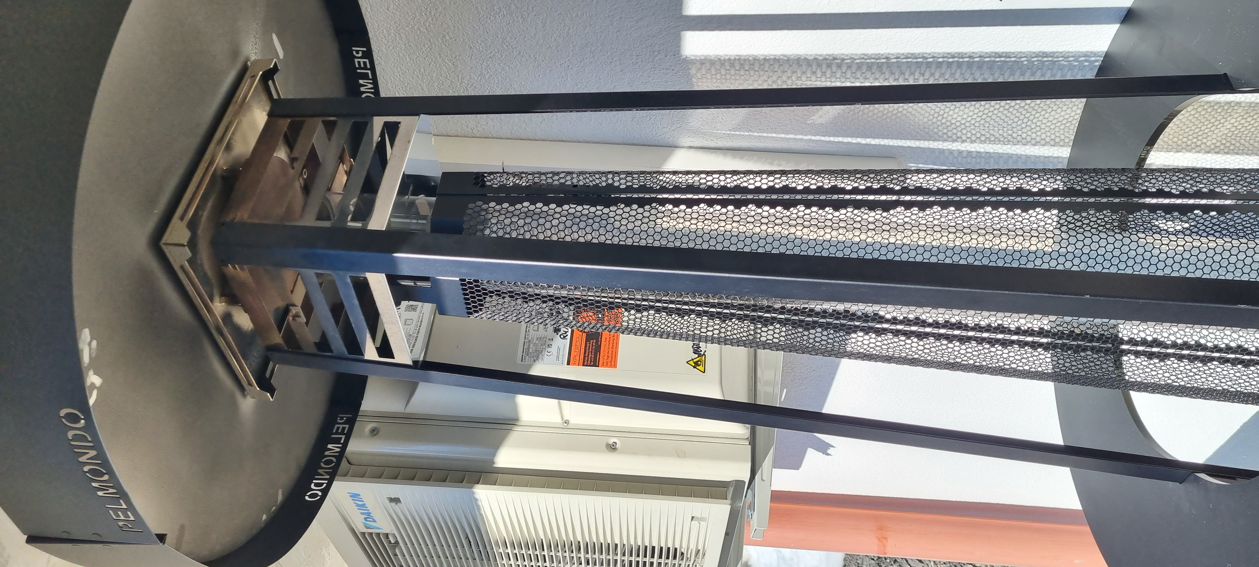 Pelletbetriebener Heizpilz inkl. Stehtisch