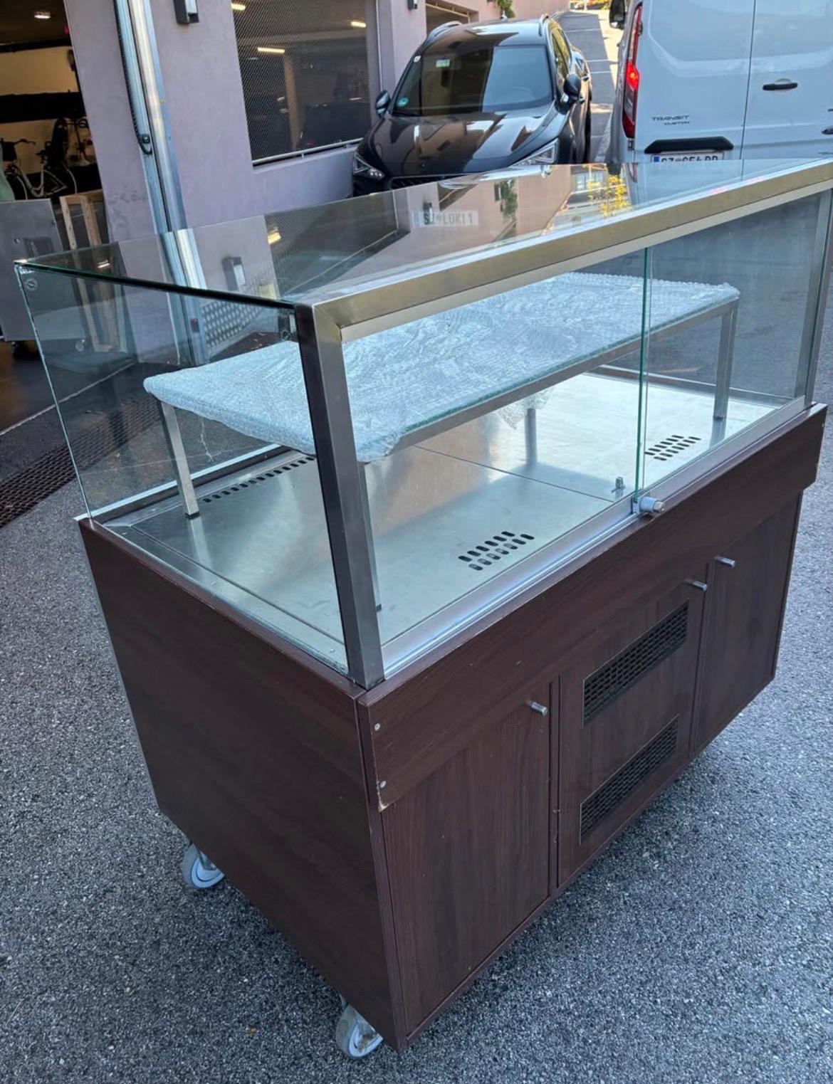 Mobile Verkaufsvitrine mit Kühlung