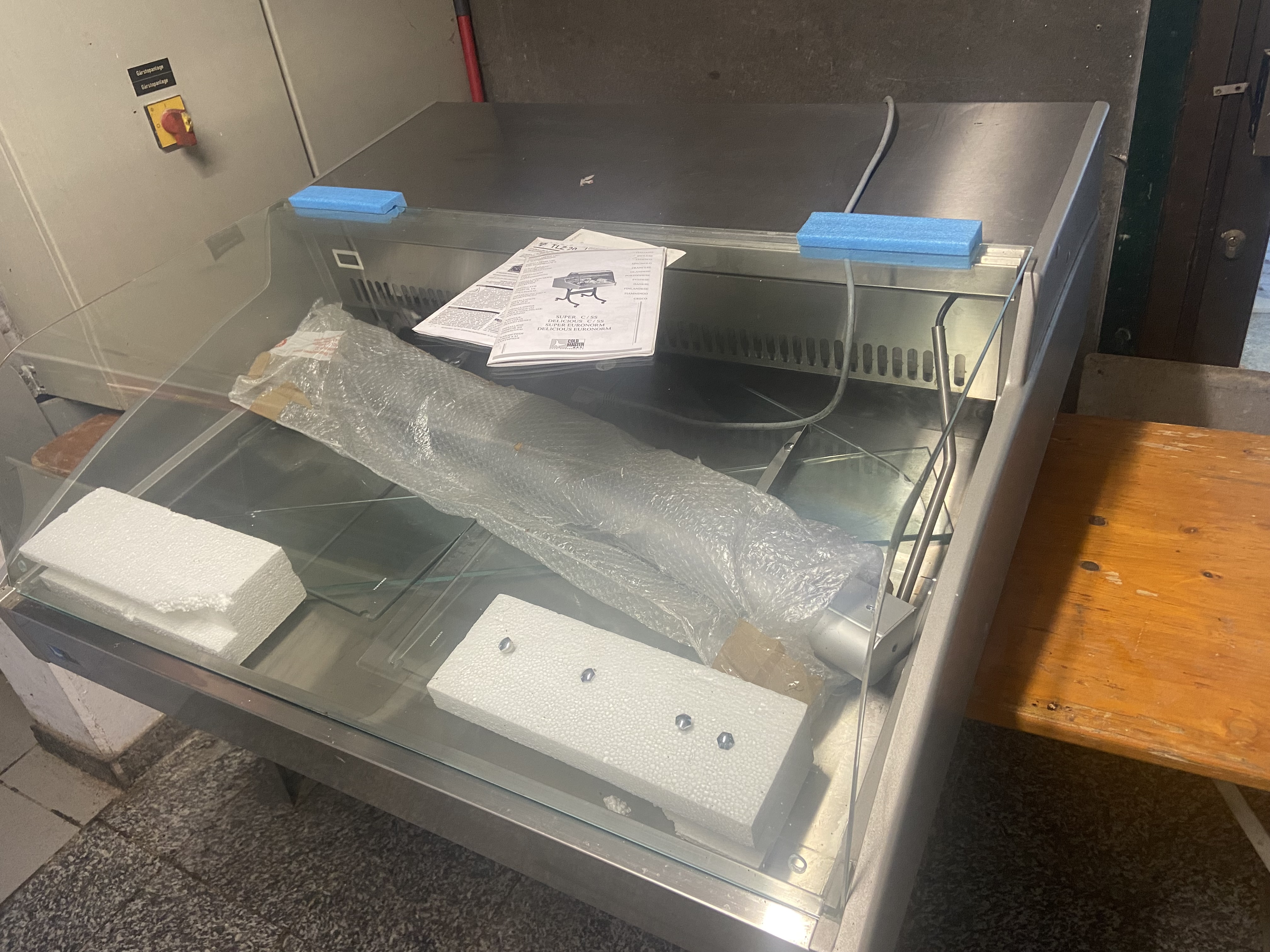 Tisch-Kühlvitrine aus Glas und Edelstahl