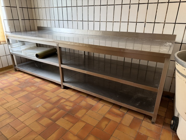 Nirostaarbeitstisch